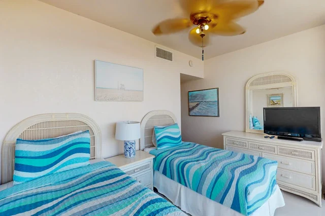 Bedroom 1 image 1
