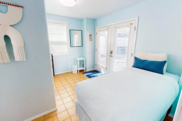 Bedroom 5 image 1