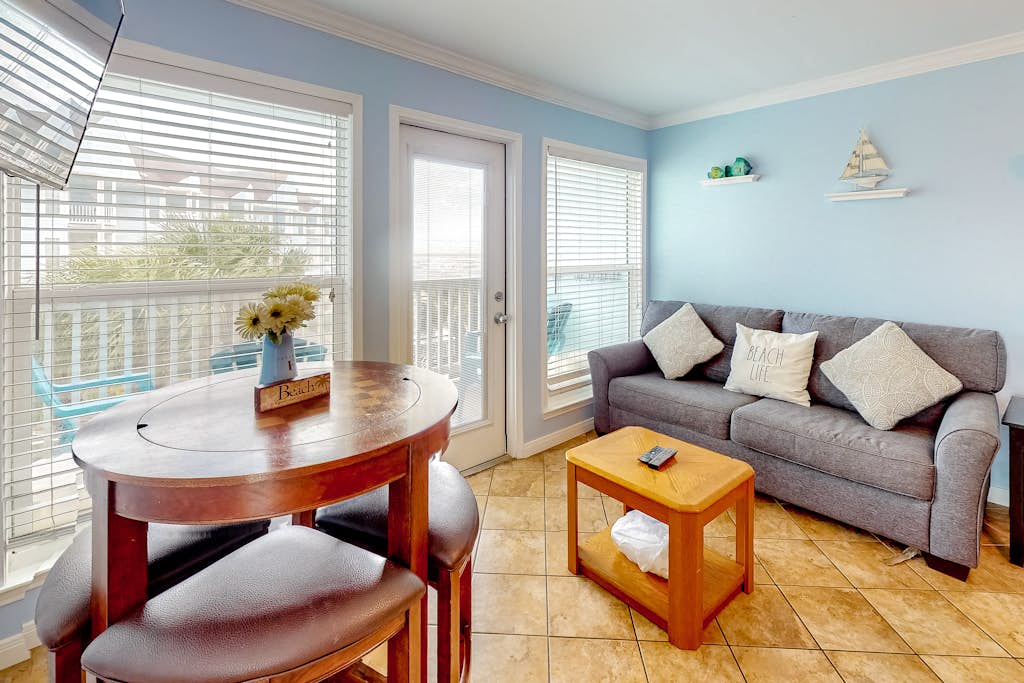 Apartment in Galveston property photo 2