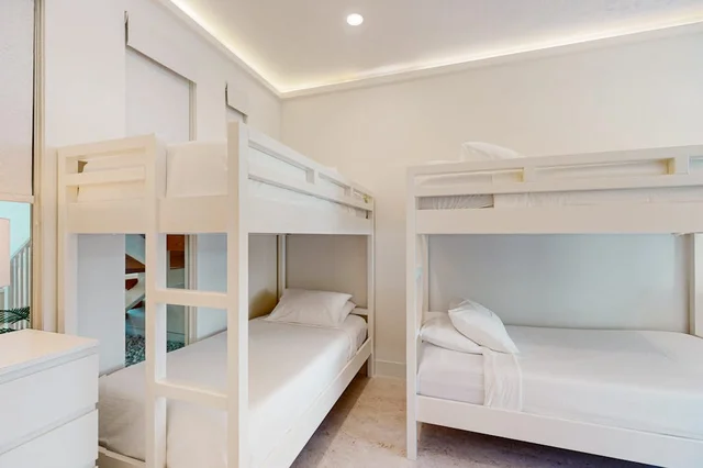 Bedroom 5 image 1