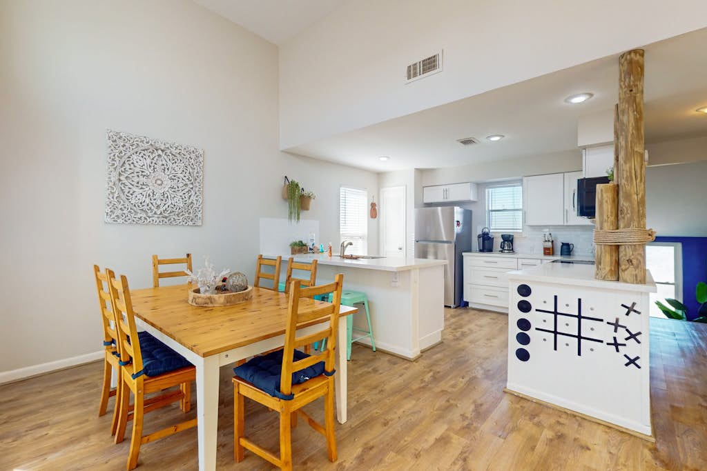 Townhome in Hitchcock property photo 3