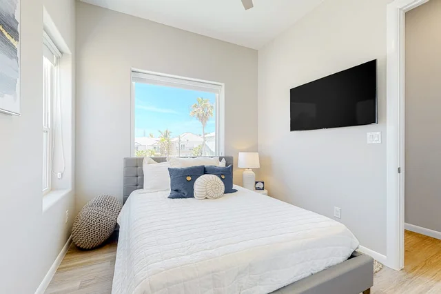 Bedroom 1 image 1