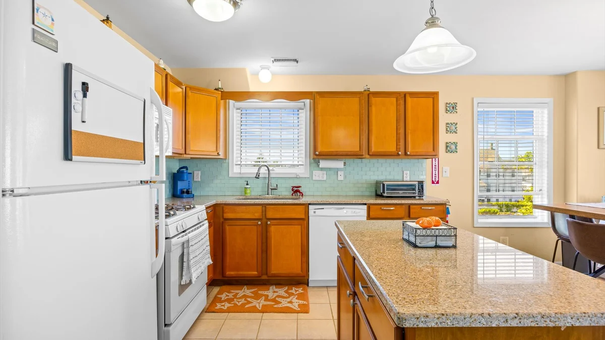 Condo in Wildwood property photo 4