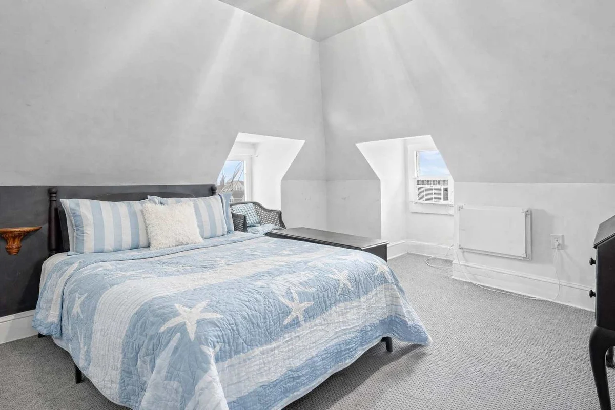 Bedroom 8 image 1