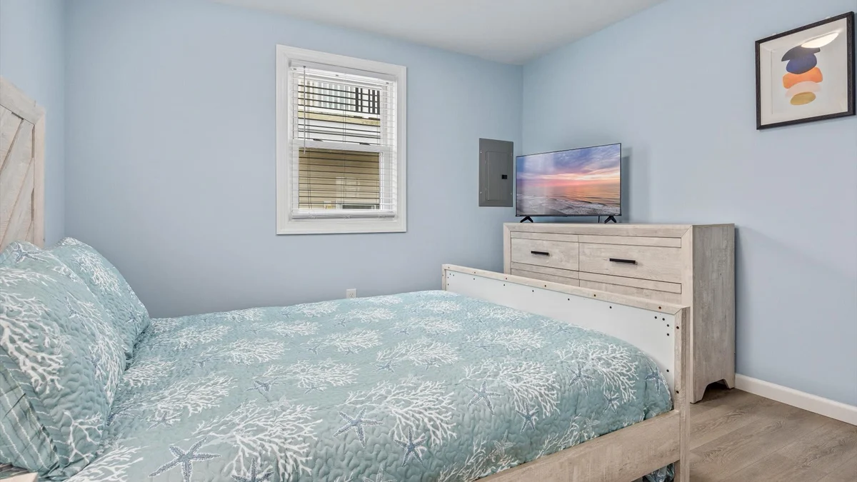 Bedroom 2 image 1