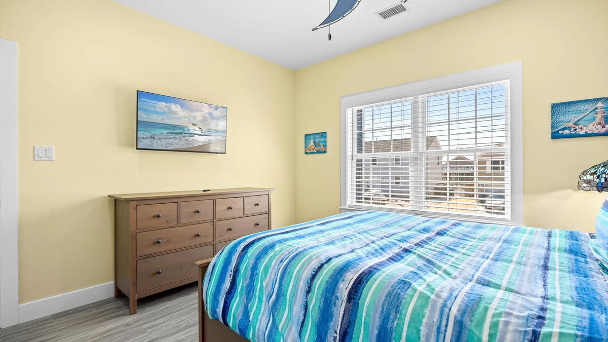 Bedroom 1 image 1