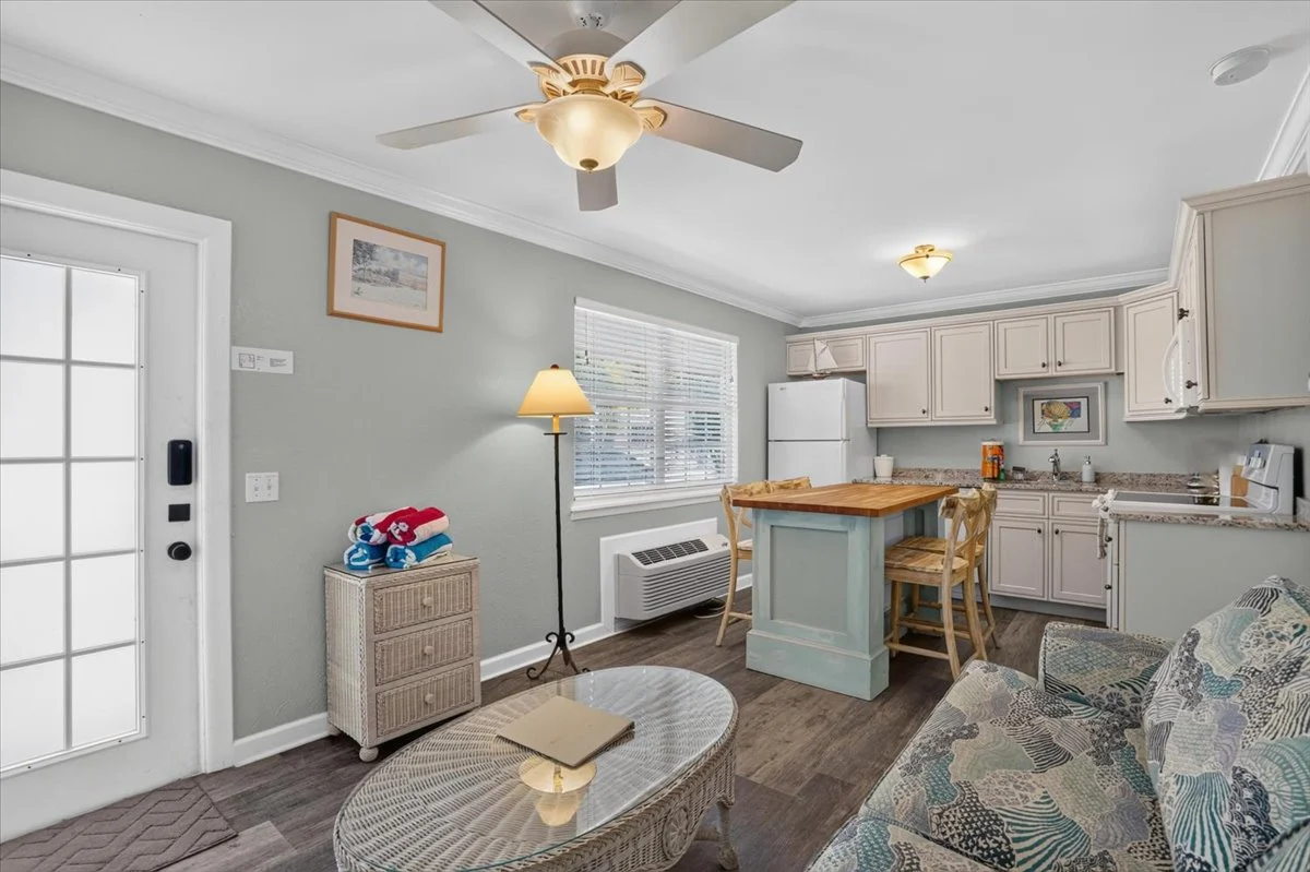 Condo in Bradenton Beach property photo 3