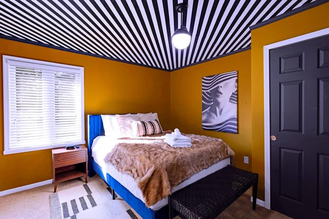 Bedroom 8 image 1