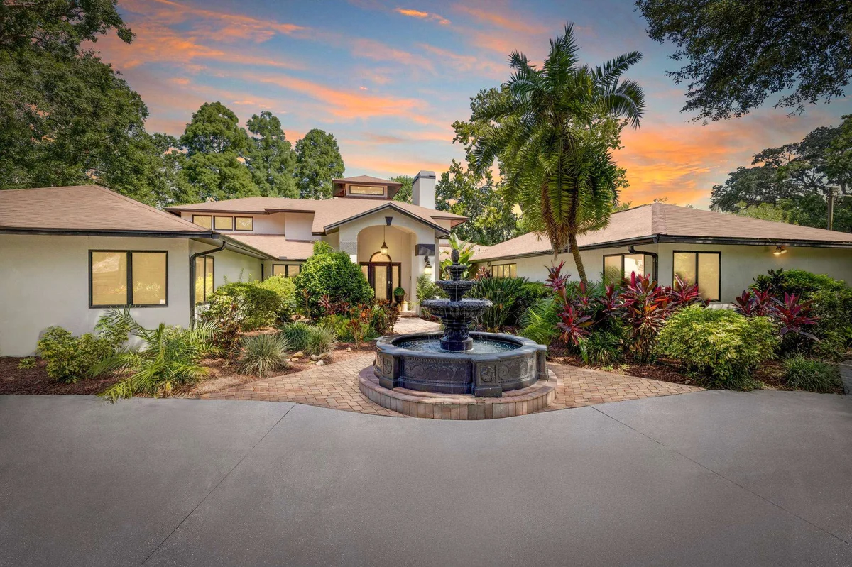 Home in Tampa property photo 2