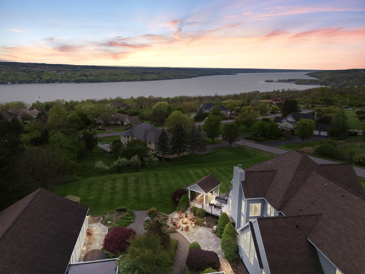 Home in New York property photo 2