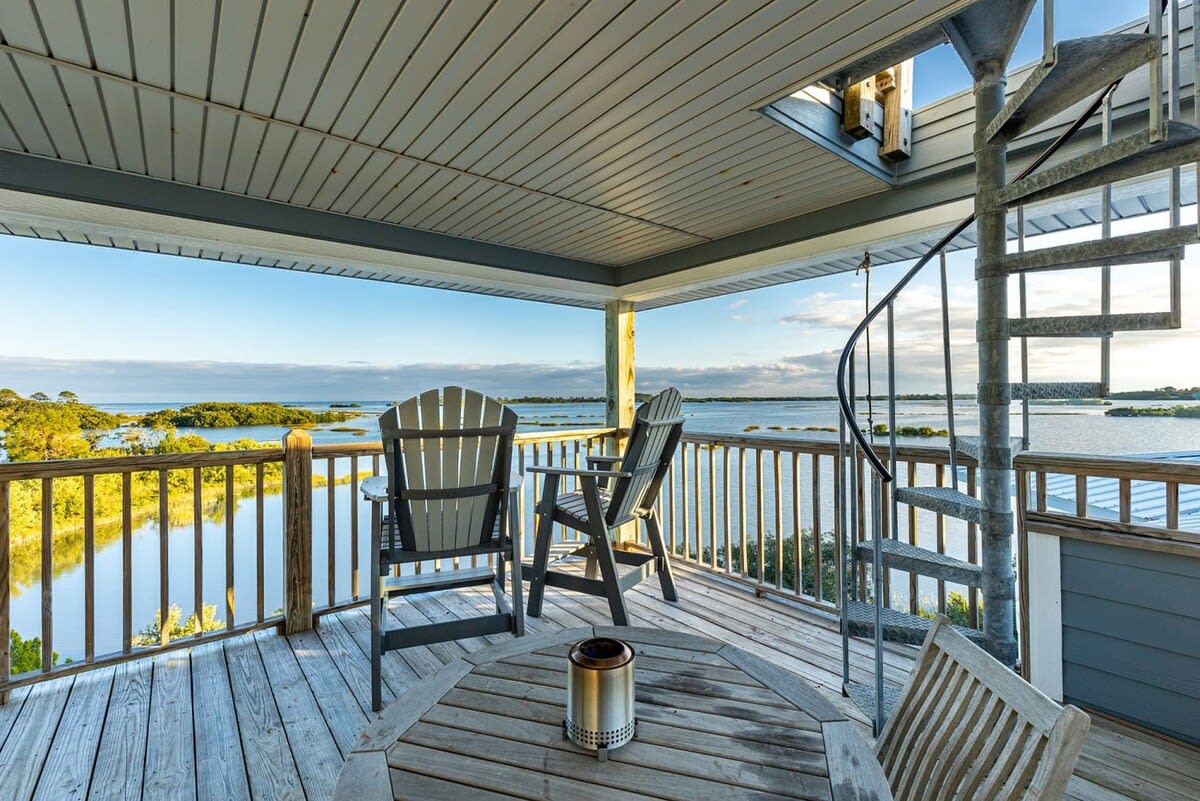 3 Story Haven Fire Pit+kayaks updated 360 Views property photo 2