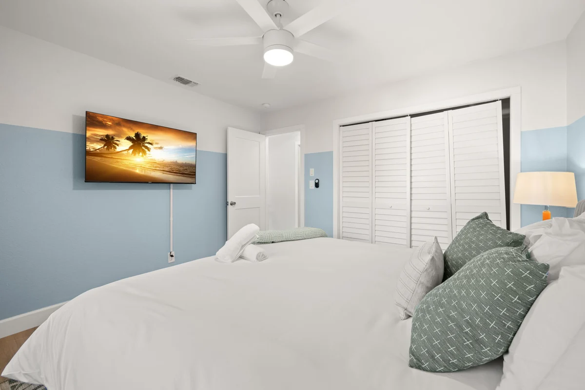 Bedroom 5 image 1