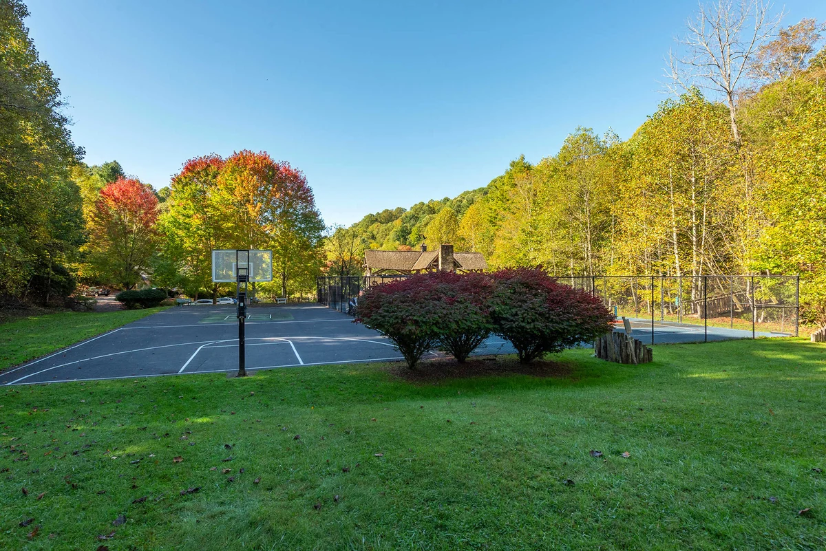 Home in Weaverville property photo 4