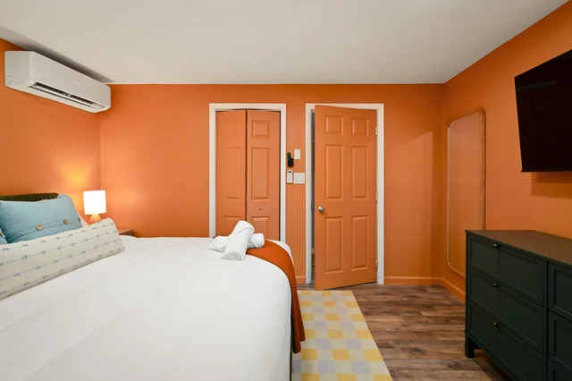 Bedroom 6 image 1