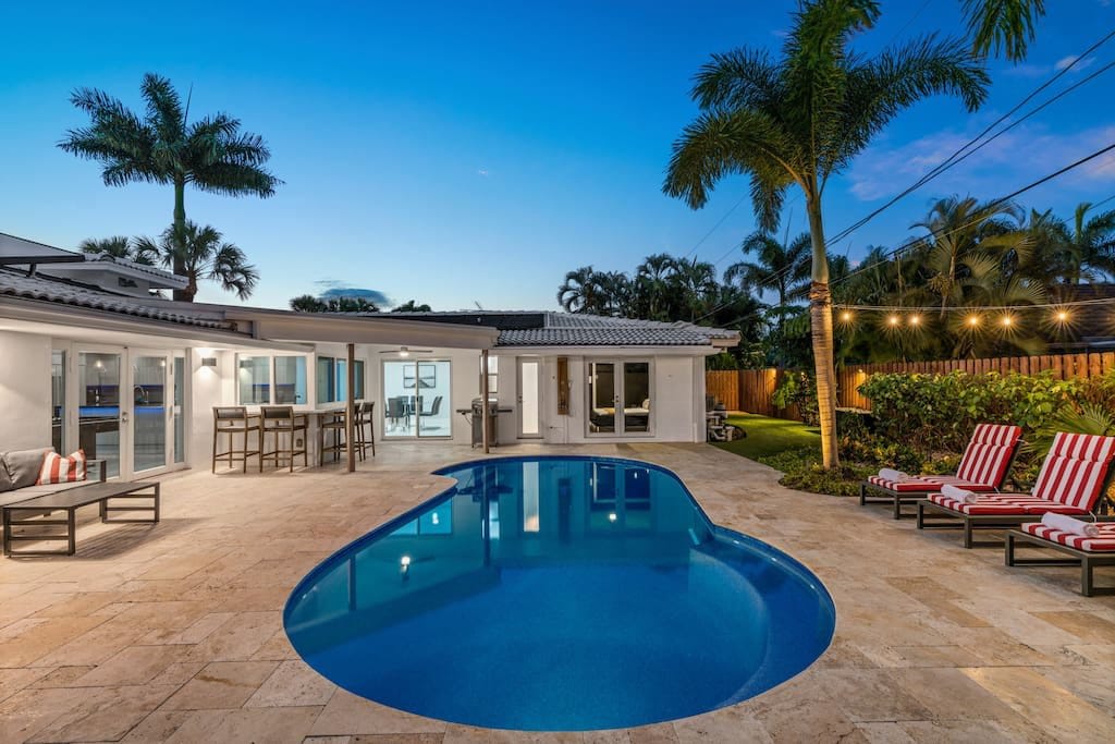 Heated Pool - Luxury Kitchen - 1 Mile to Beach property photo 4