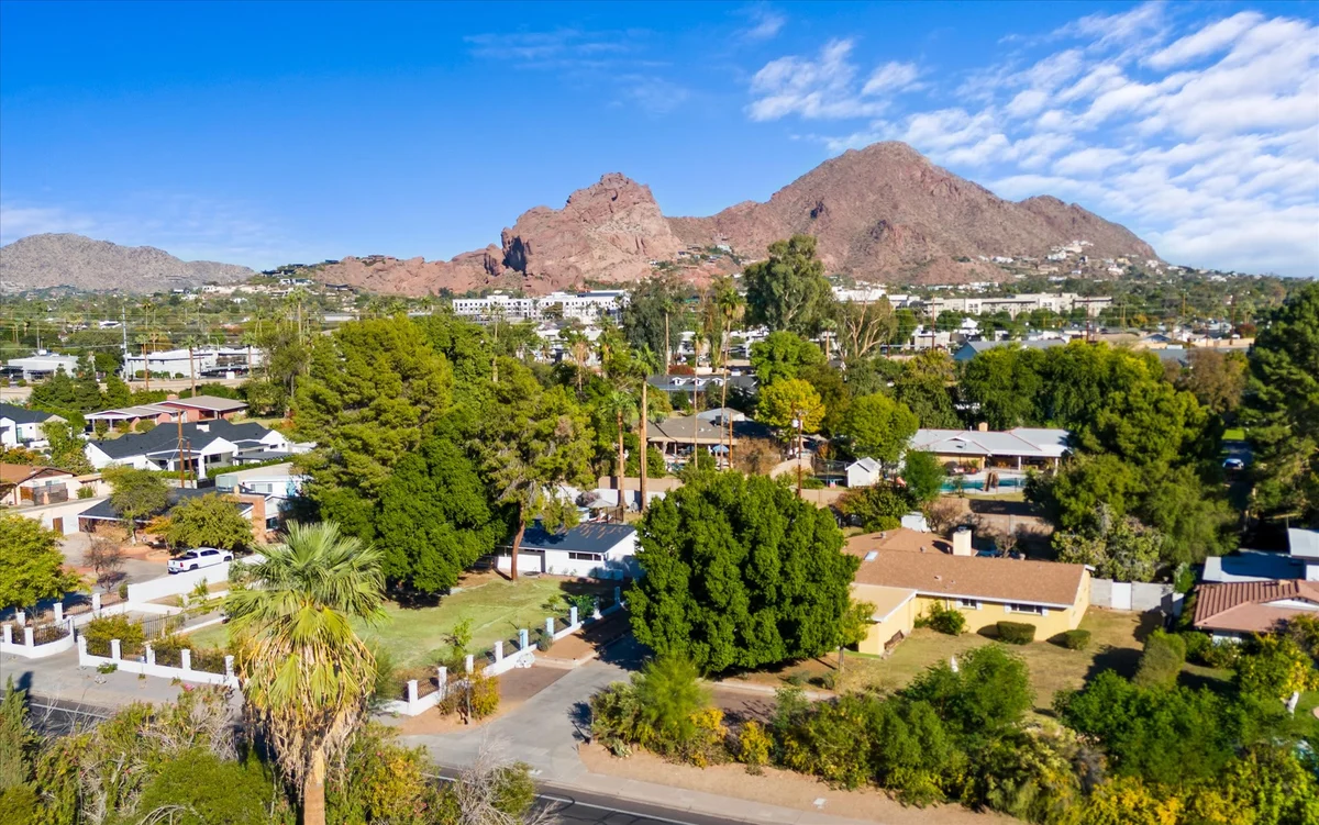 Home in Phoenix property photo 2