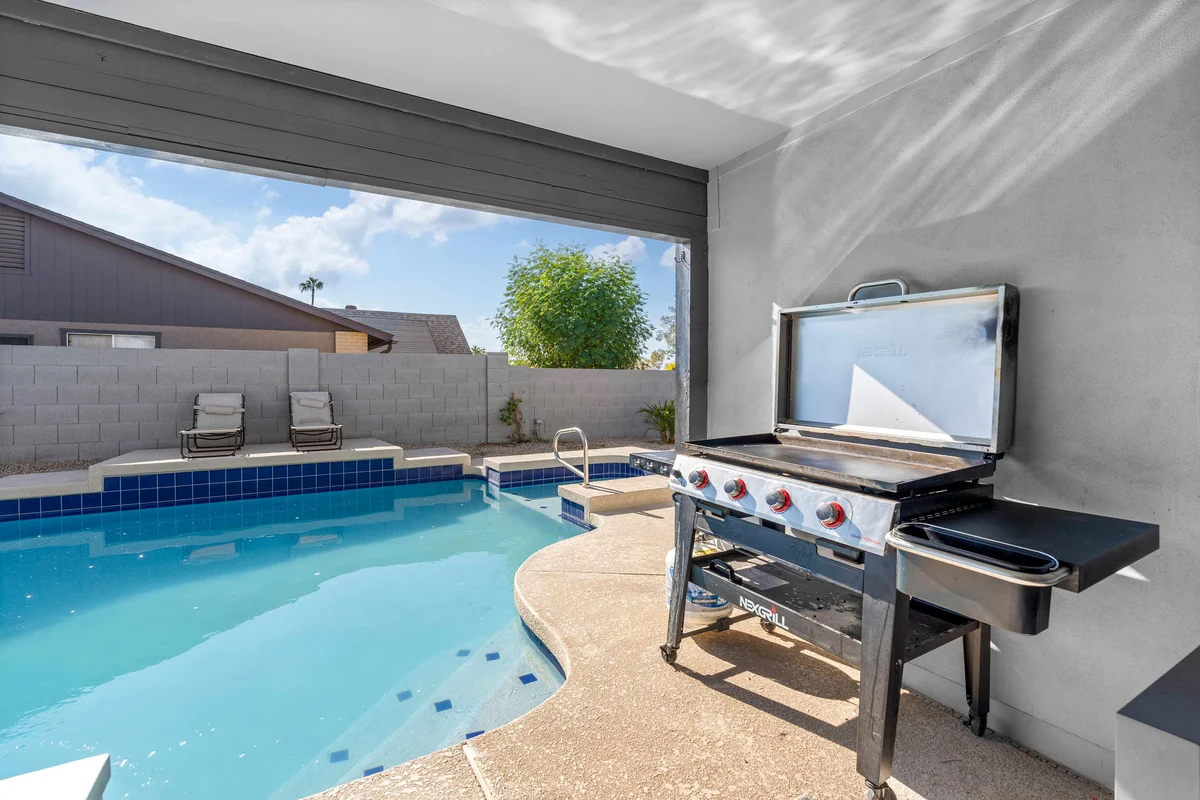 Home in Phoenix property photo 2