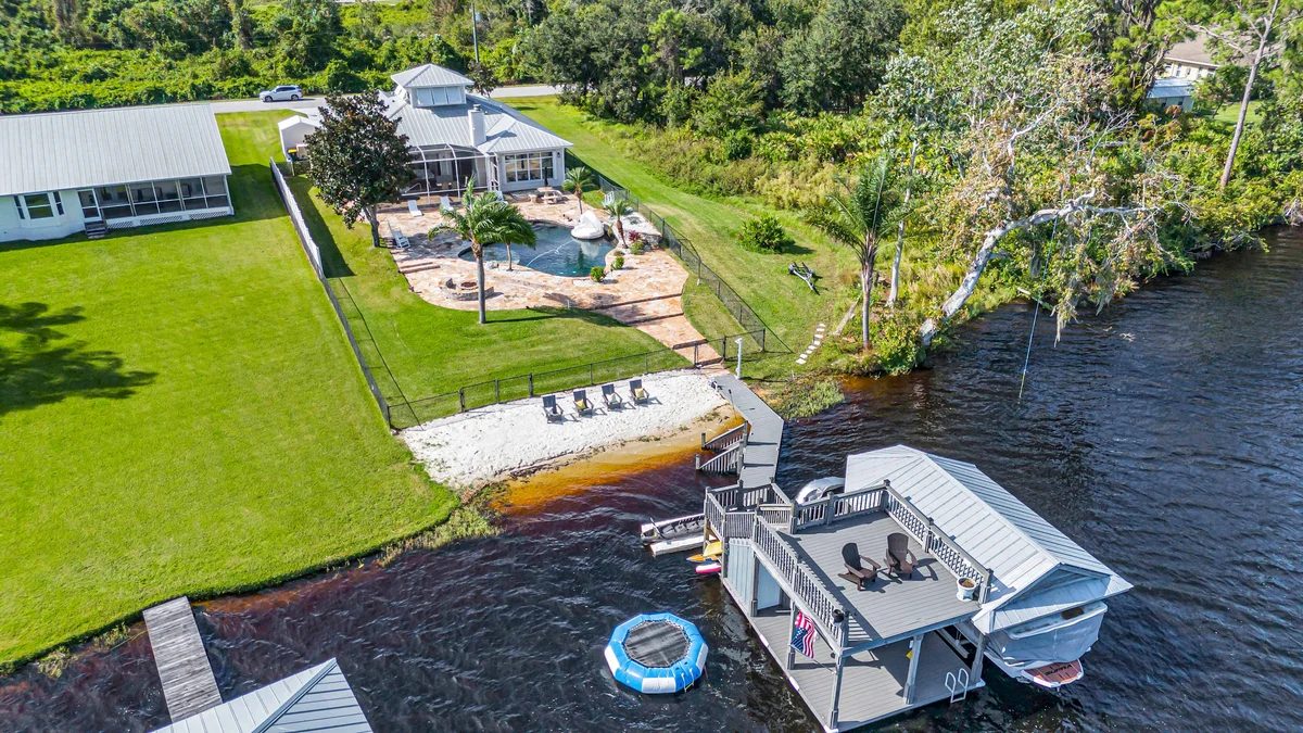Home in Florida property photo 2