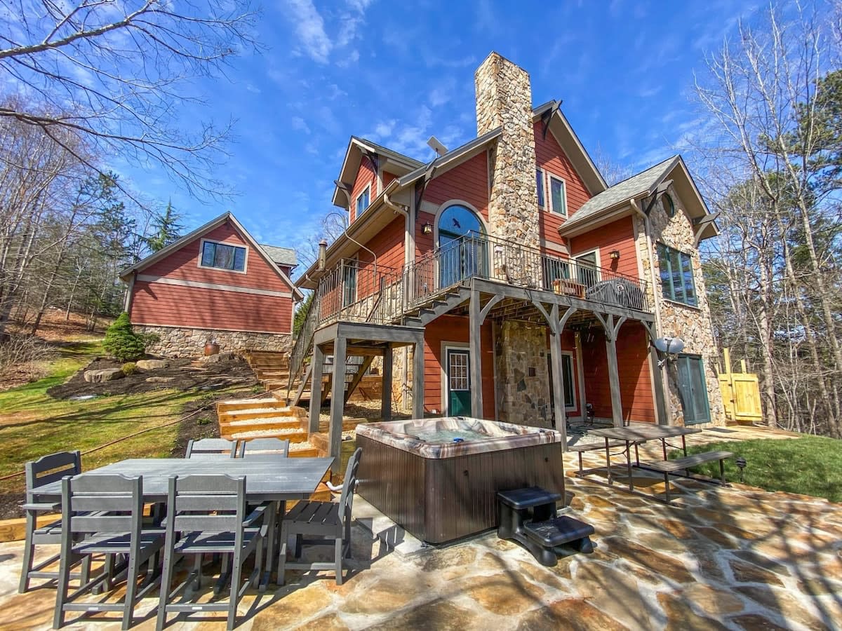 Home in Hendersonville property photo 2