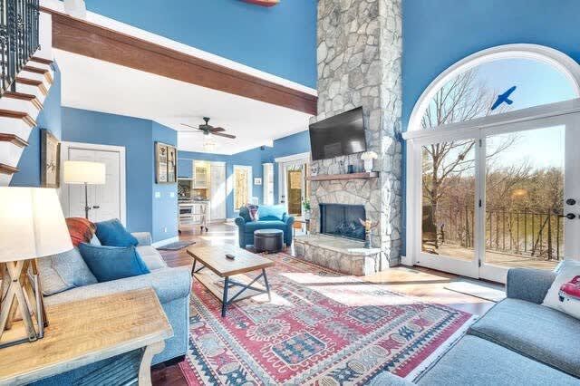Home in Hendersonville property photo 3