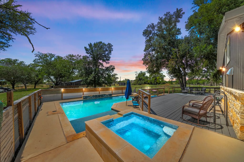 2 Home Getaway-Pool-Hot Tub-Pickleball Court property photo 3