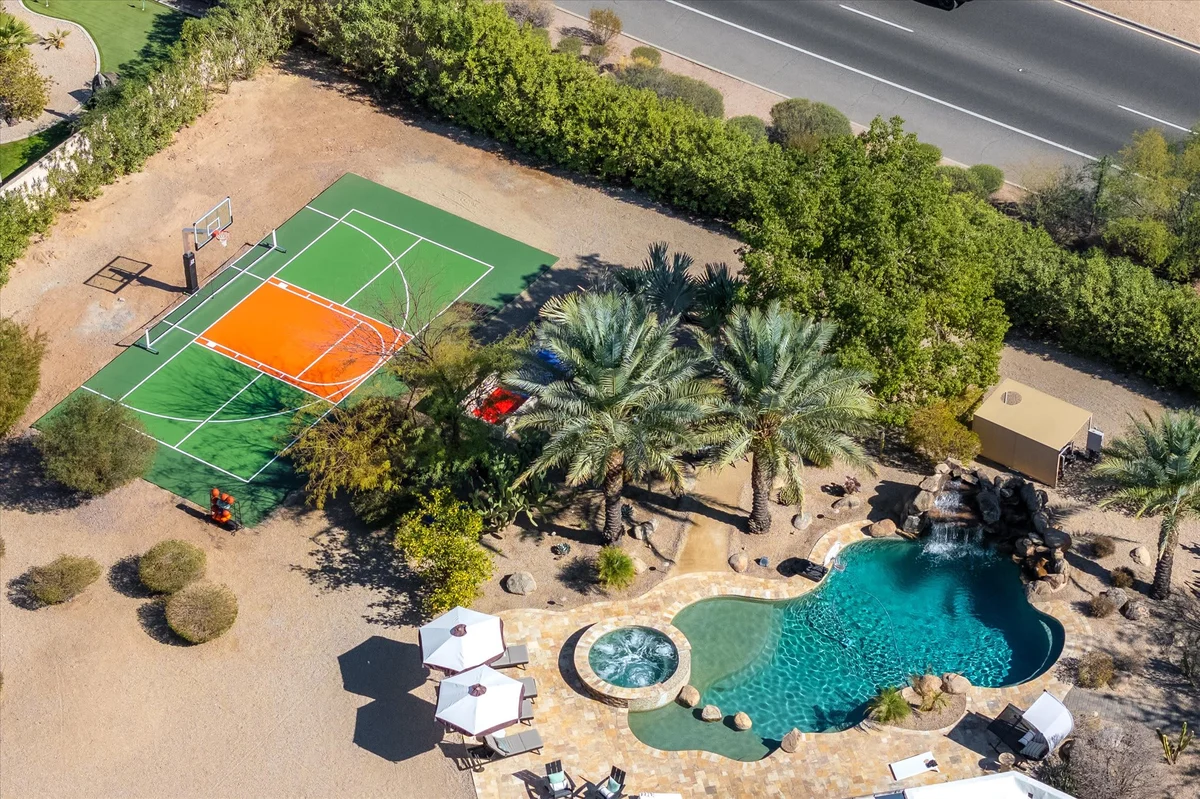 Home in Paradise Valley property photo 5