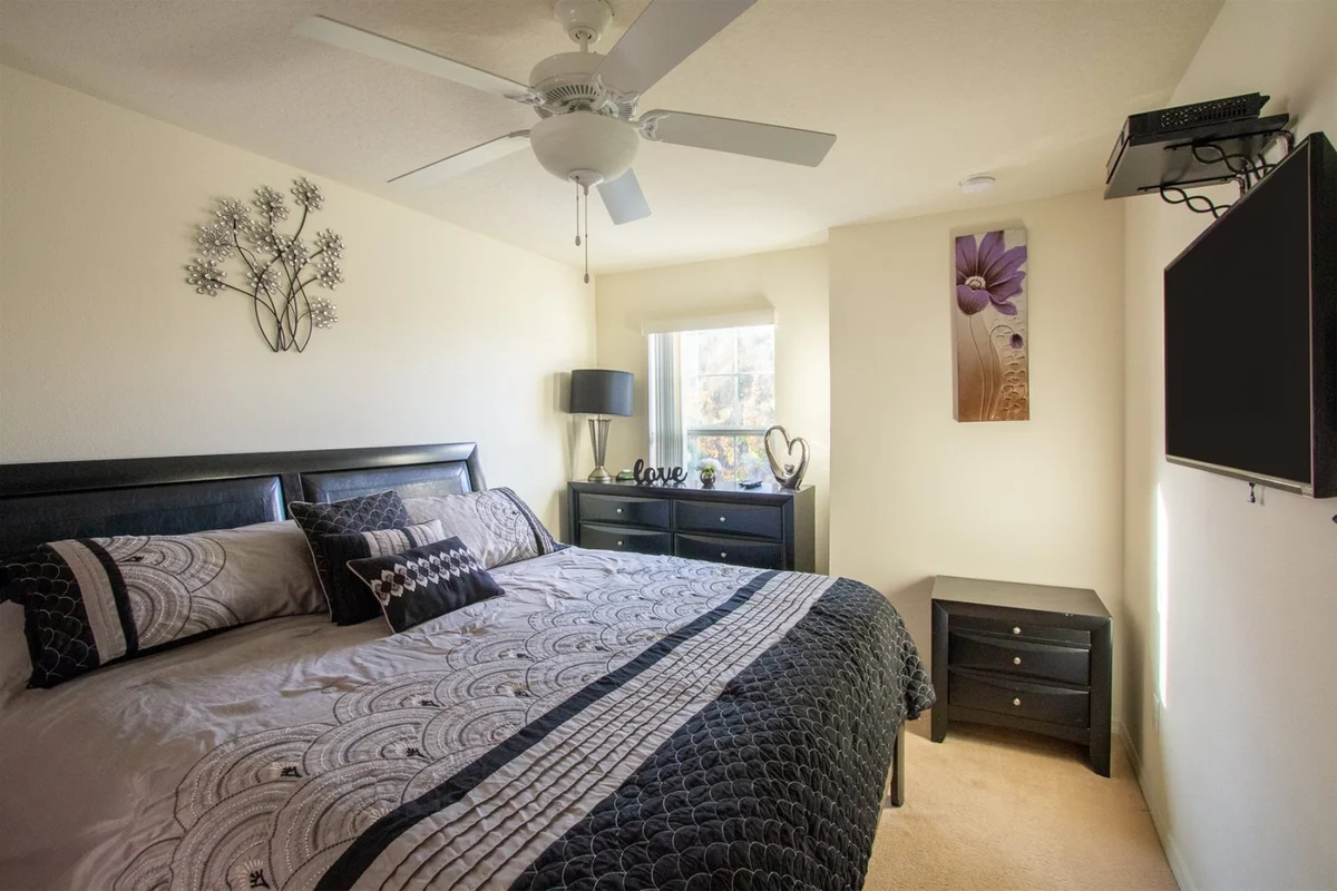 Bedroom 5 image 1