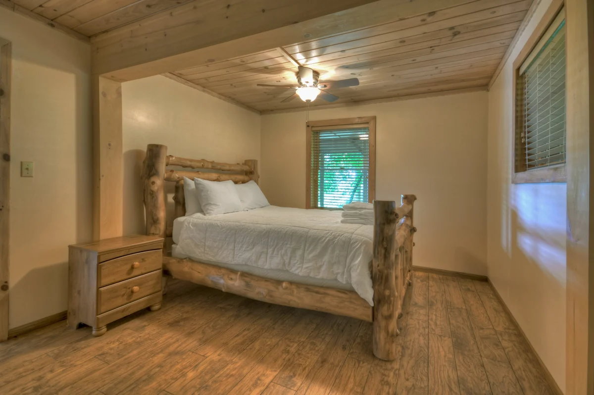 Bedroom 3 image 1