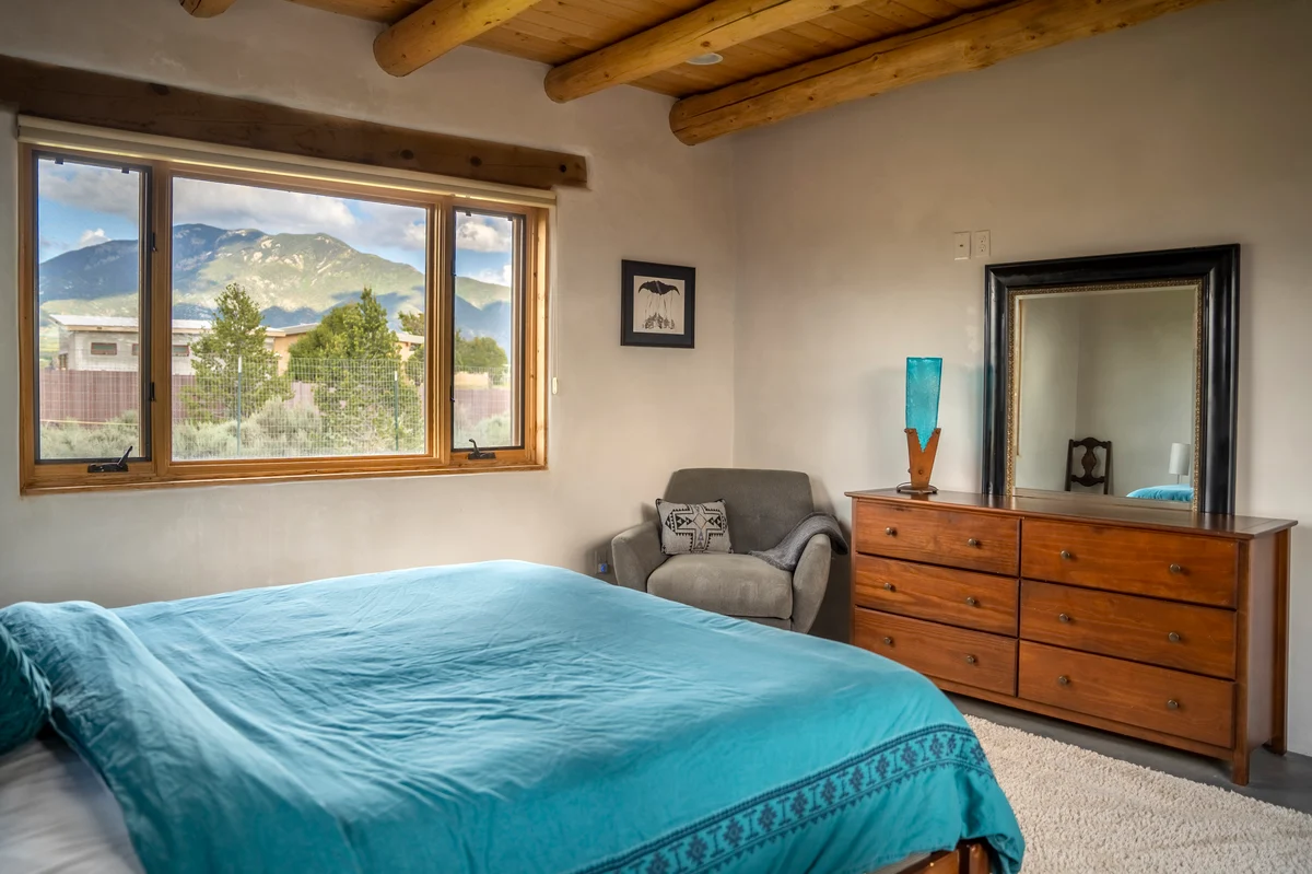 Guest Bedroom image 1