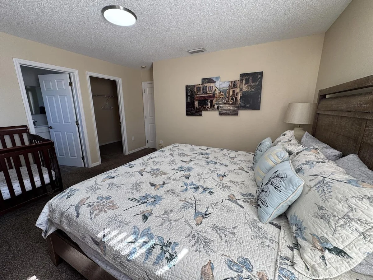 Bedroom 6 image 1