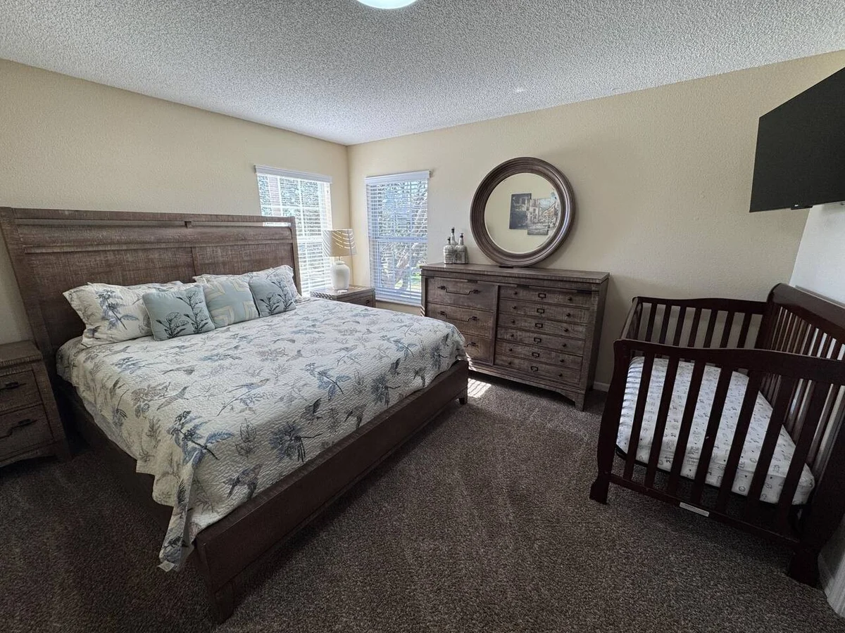 Bedroom 5 image 1