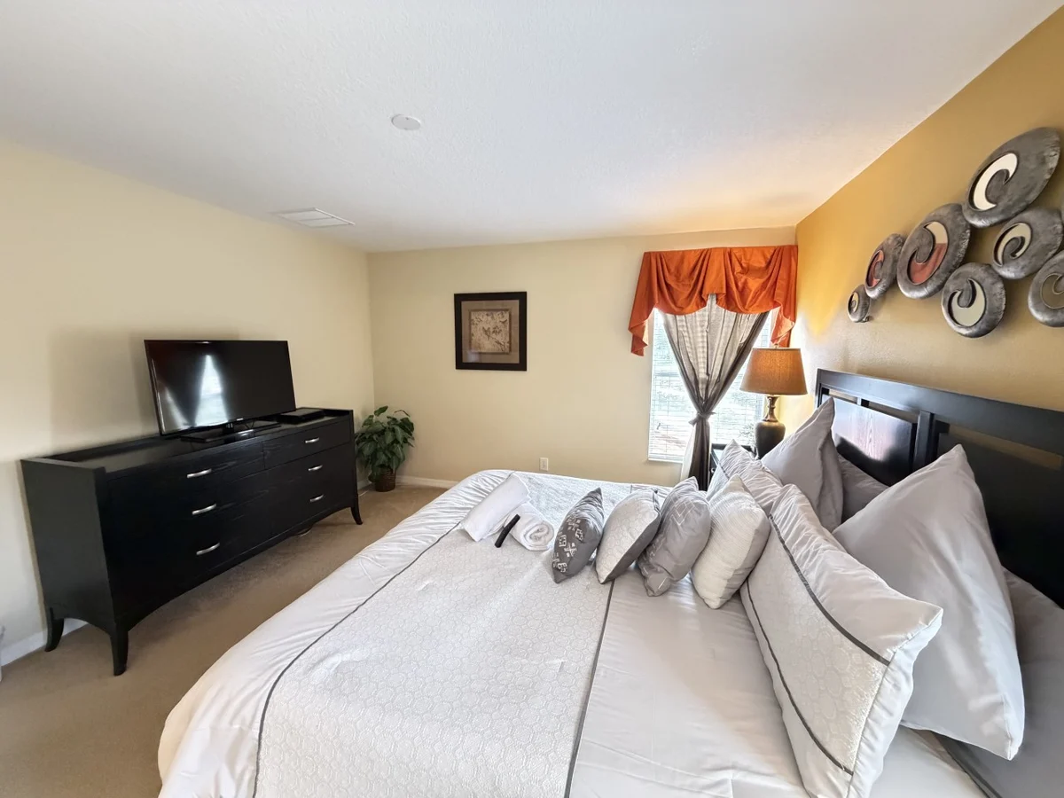 Bedroom 6 image 1