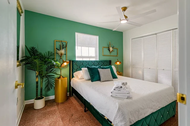 Bedroom 16 image 1