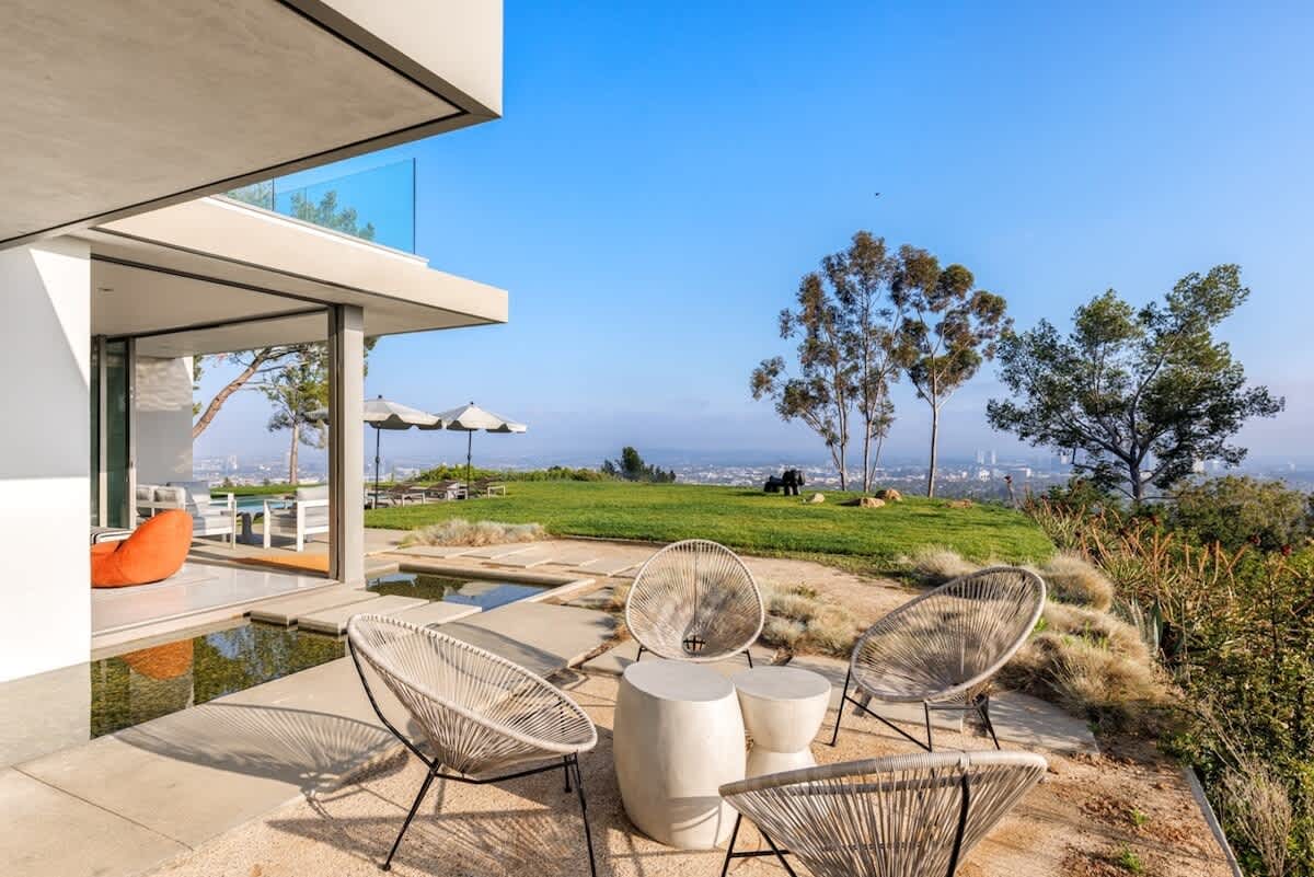 Property in Beverly Hills property photo 3