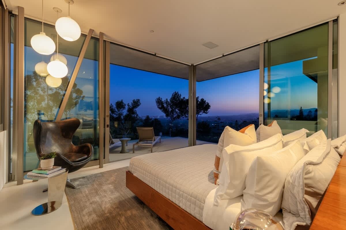 Property in Beverly Hills property photo 5