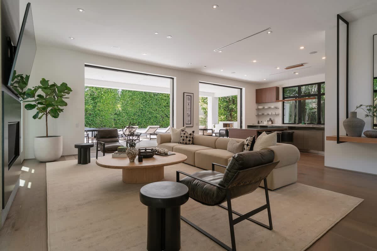 Home in Beverly Hills property photo 2