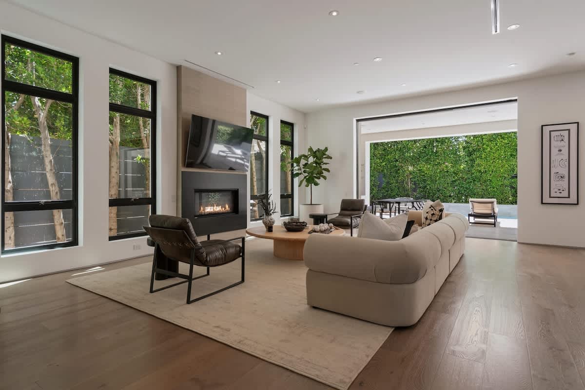Home in Beverly Hills property photo 3