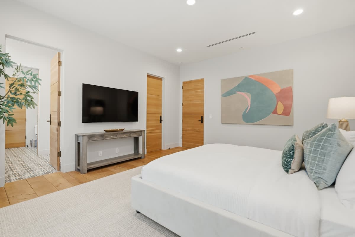 Bedroom 6 image 1