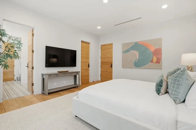 Bedroom 6 image 1