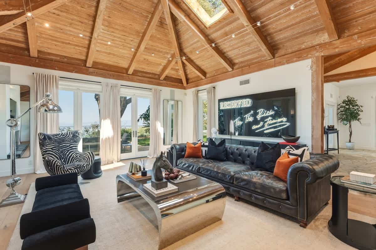 Home in Los Angeles property photo 2
