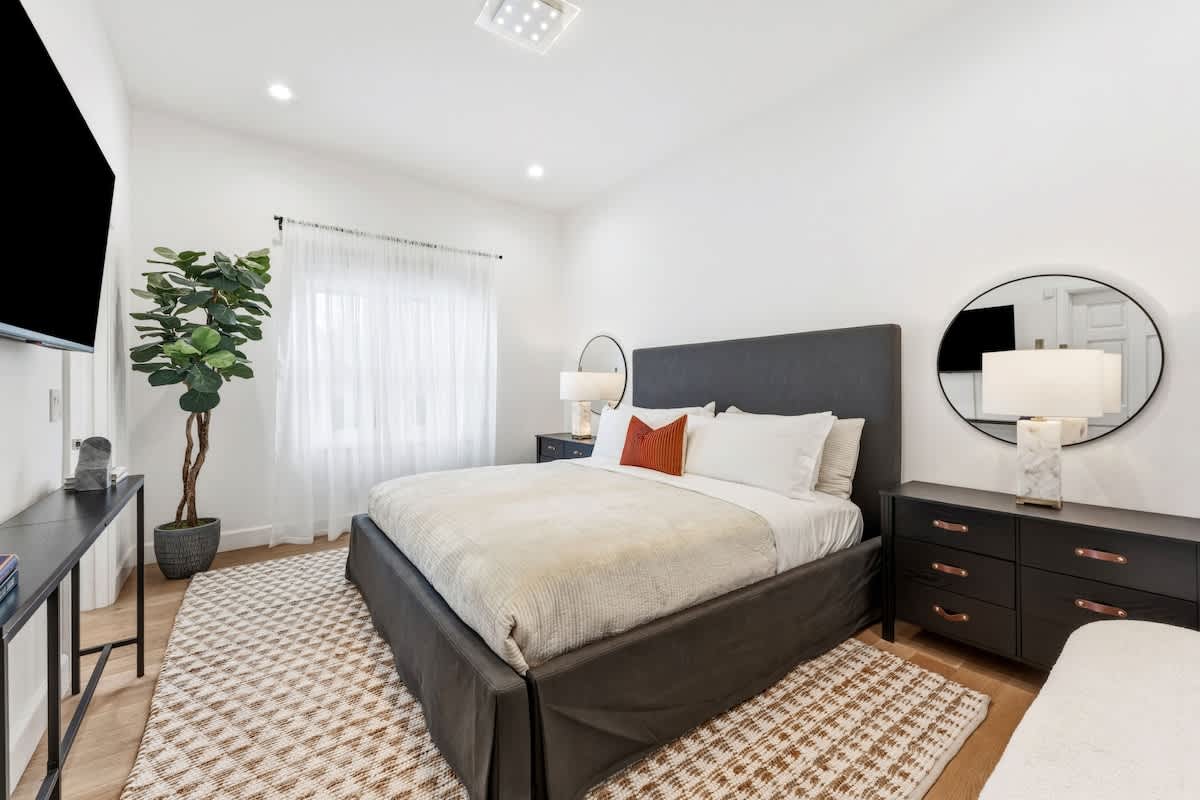 Bedroom 5 image 1