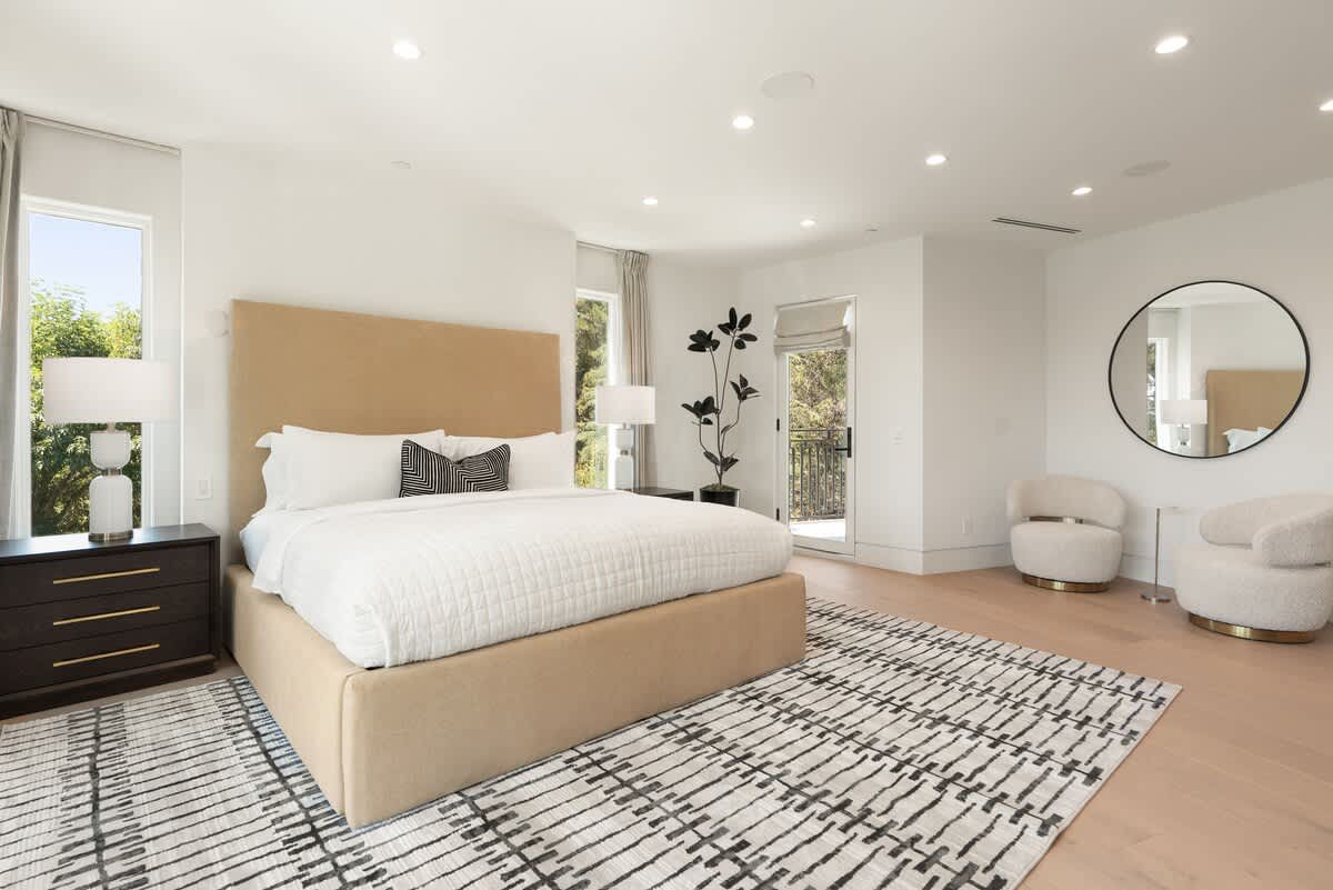 Bedroom 5 image 1