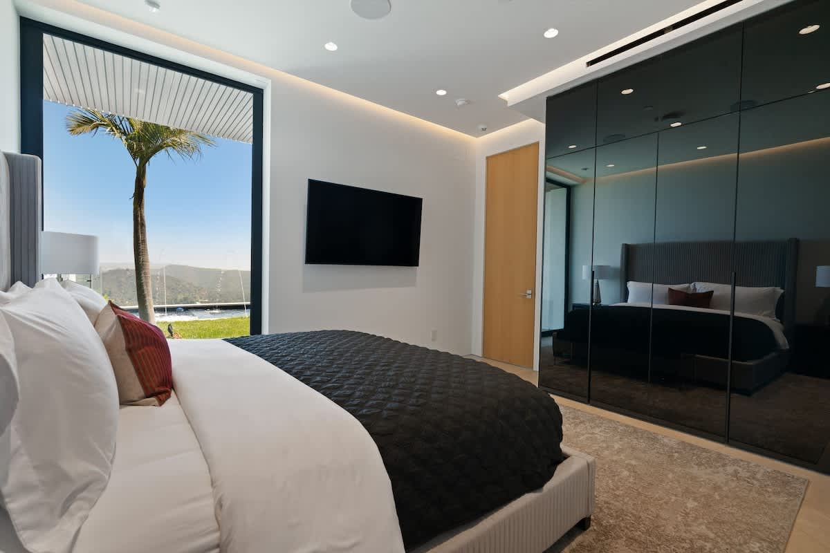 Bedroom 1 image 1