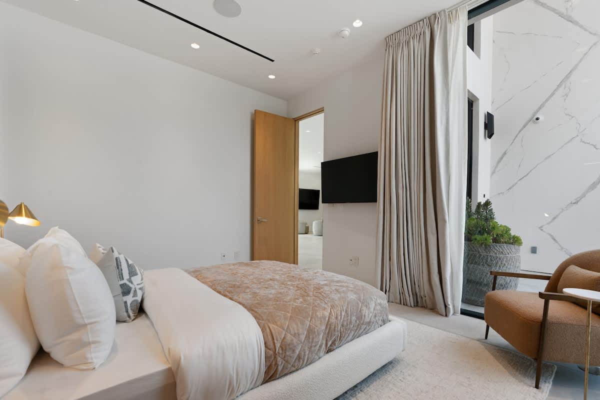 Bedroom 5 image 1