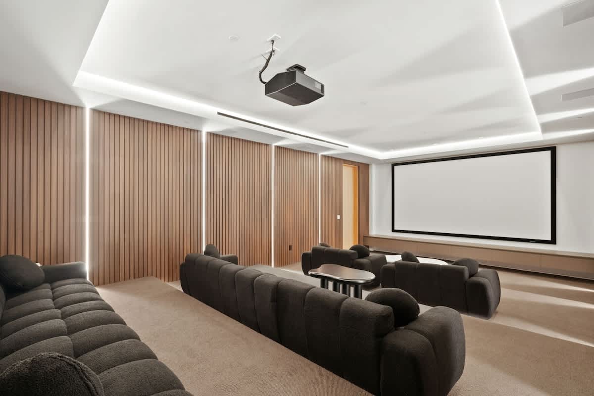 Home in Los Angeles property photo 4
