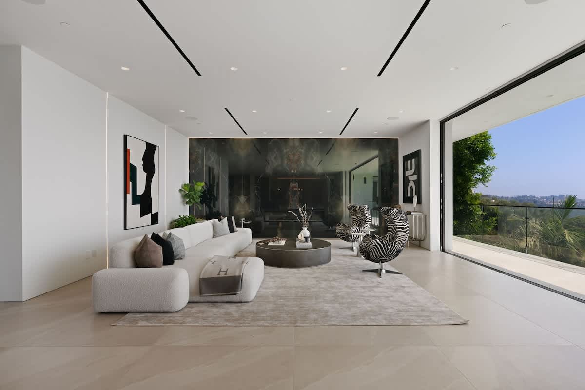 Home in Los Angeles property photo 2
