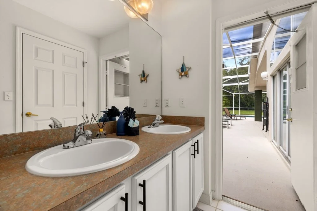 Modern Retreat, South Facing Pool & Game Room property photo 4