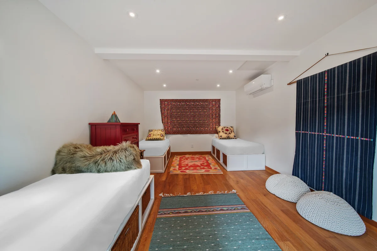 Bedroom 5 image 1