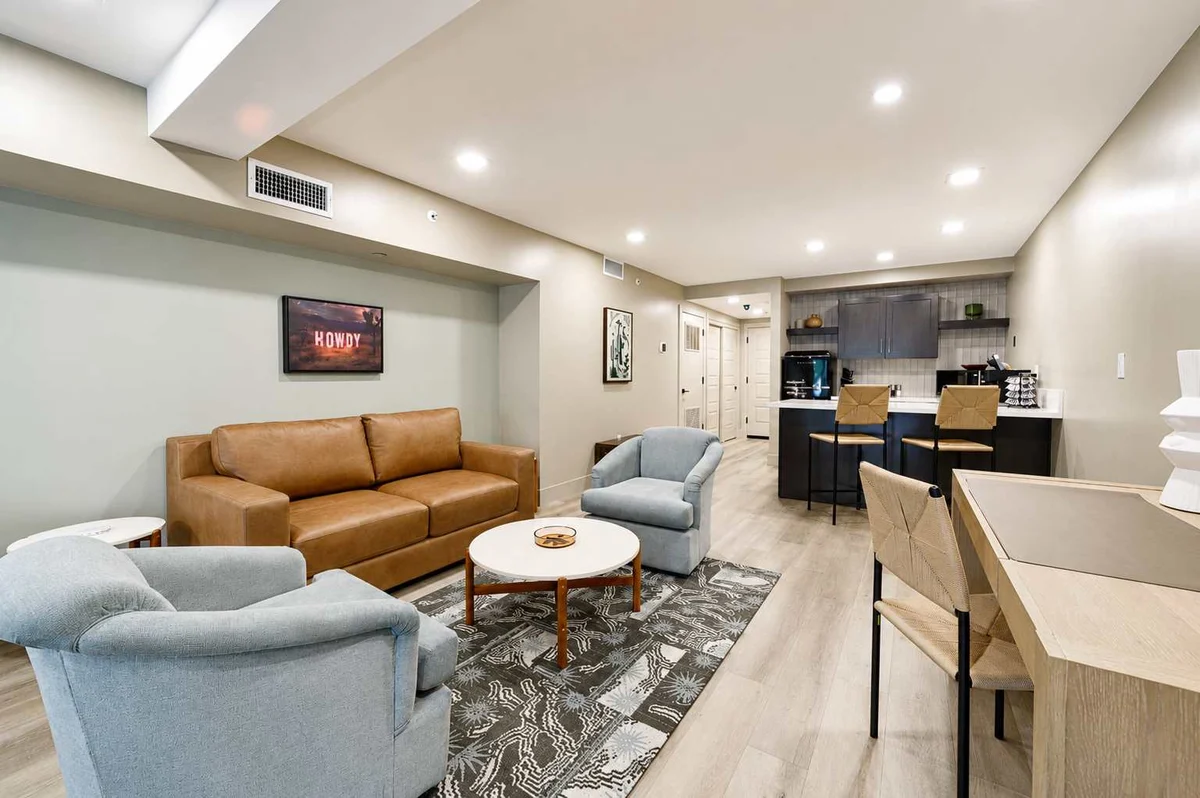 Condo in Scottsdale property photo 2