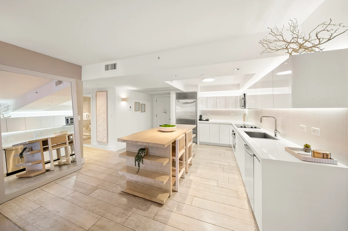 Condo in Miami Beach property photo 2